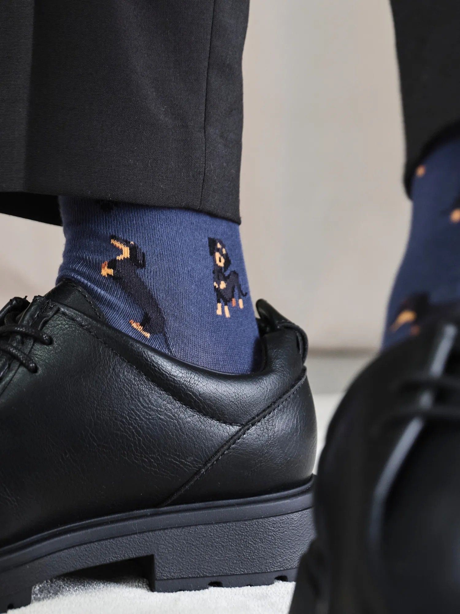 von Jungfeld Theo Dackel Socken am Fuß mit Dackelmotiv