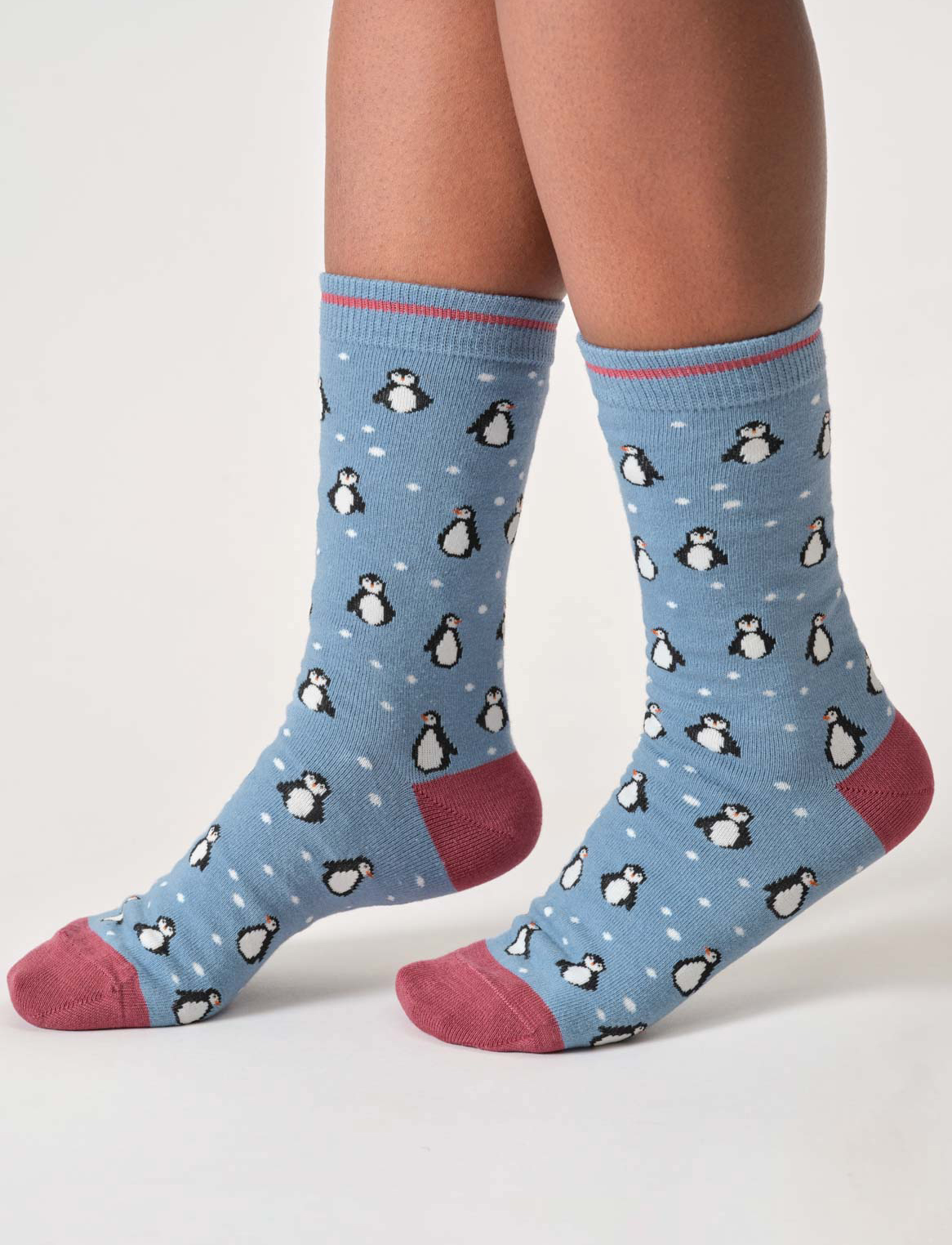 Thought Bambussocken – Pinguine-Socken in Blau, weicher Bambusmaterialmix, mit Pinguinen und Schneeflocken