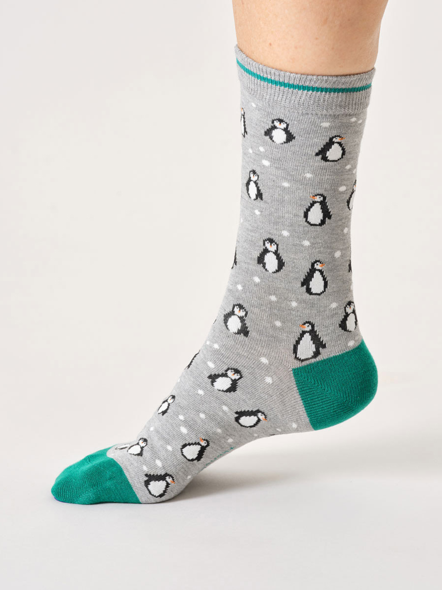 Thought Bambussocken – Pinguine-Socken in Grau mit Pinguinen und Schneeflocken, weicher Bambusmaterialmix