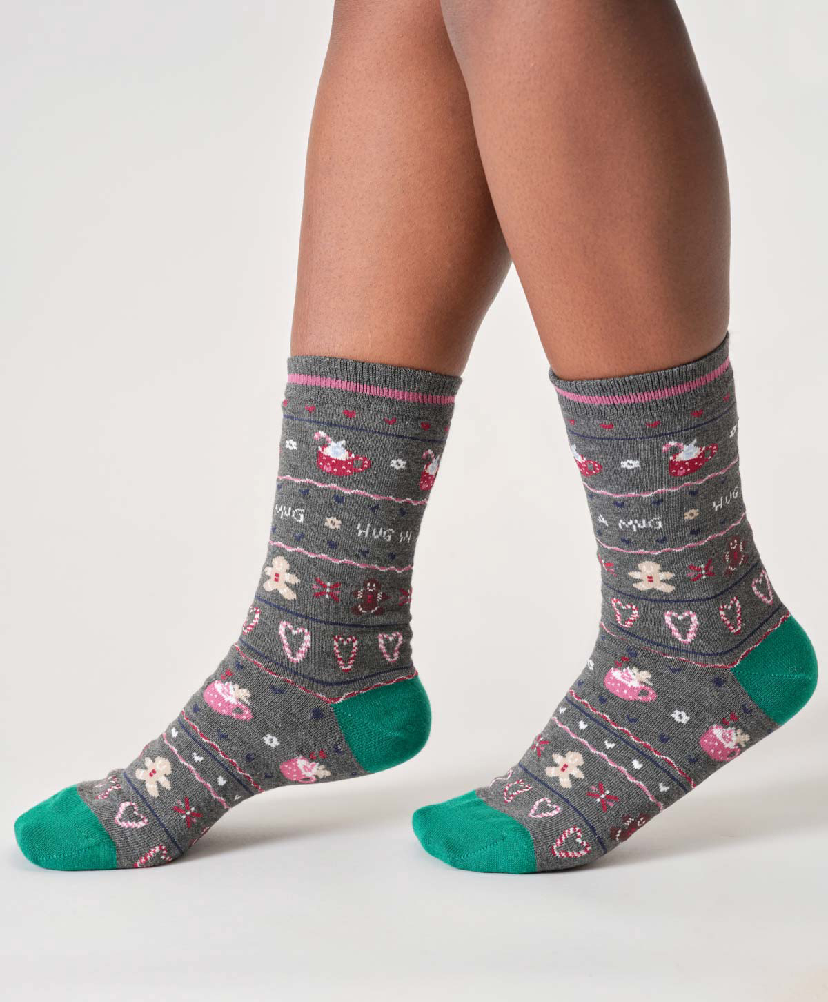 Dunkelgraue Damensocken mit weihnachtlichem Motiv aus Bio-Baumwolle im Pullover-Geschenkbeutel – nachhaltige Weihnachtsgeschenkidee