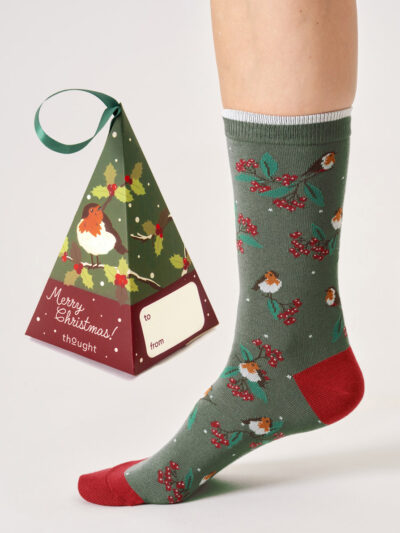 Thought Socken Christmas Tree Robin. Eukalyptusgrüne Damensocken mit Weihnachts-Rotkehlchen und floralem Muster in Geschenkbox aus Bio-Baumwolle.