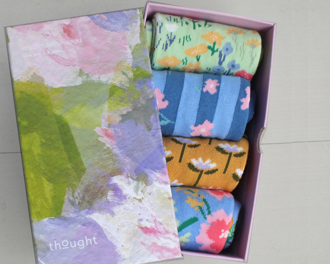 Frau mit verschiedenen Socken