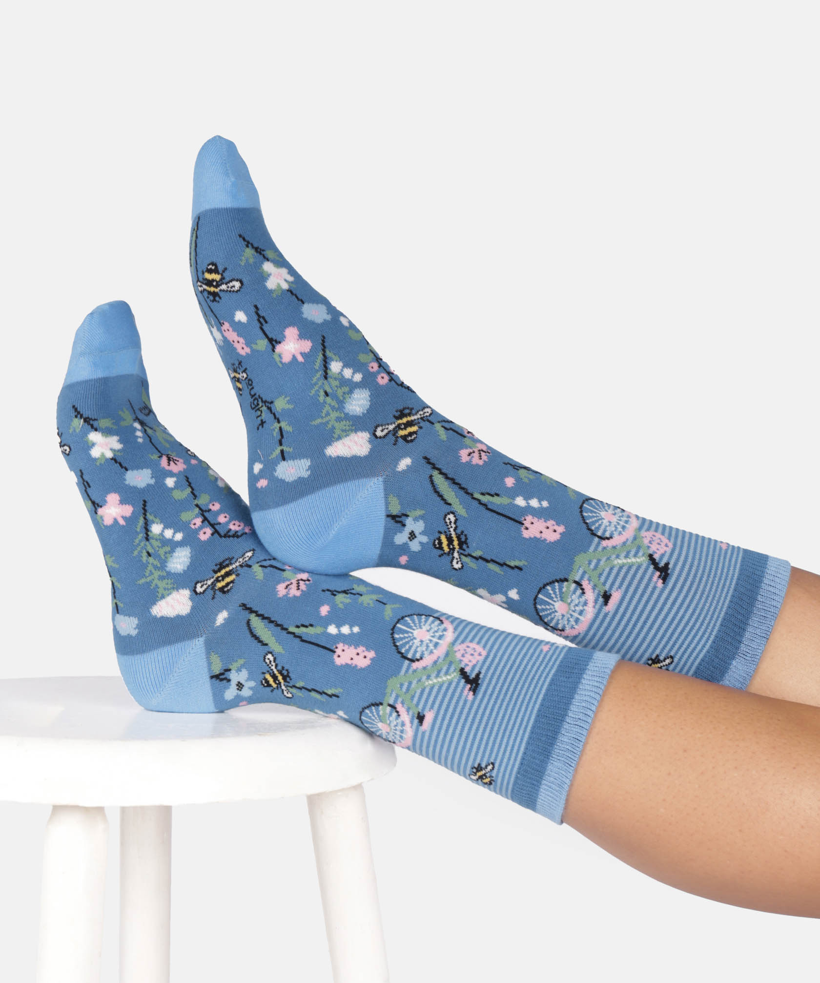 Nachhaltige Thought Socken mit Blumenwiese und Bienen Motiv