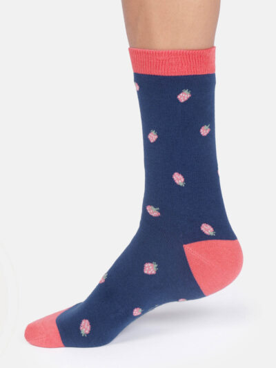 Thought Bamboo Strawberry Socken Ink Blue mit roten-pinken Bündchen und Erdbeer-Motiv nachhaltig