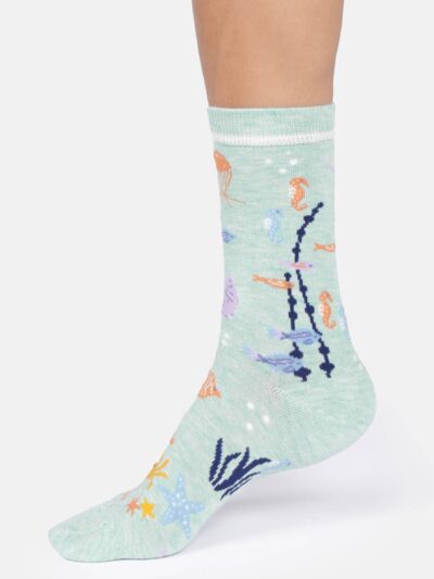 Thought Bunte Meereswelt Socken Mintgrün seitlich mit Unterwasserwelt-Motiv