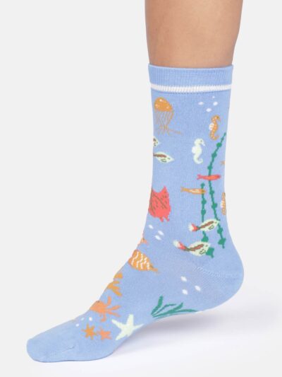 Thought Socken Bunte Meereswelt Türkisblau seitlich mit Unterwasserwelt-Motiv
