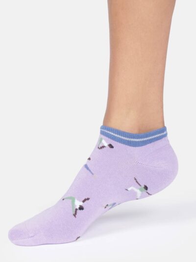 Thought Sneakersocken Asanas Yoga Posen lavendel Hauptbild mit Asana Icons nachhaltig