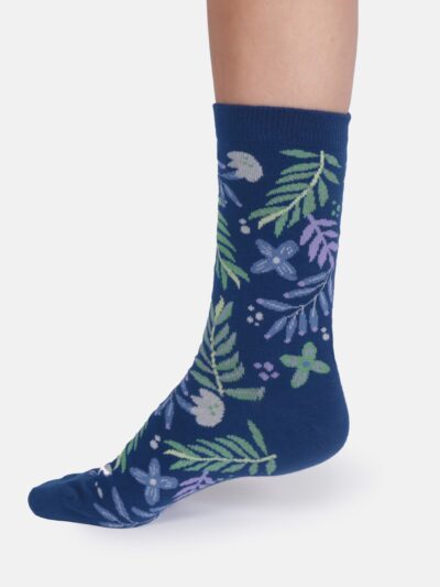 Thought Summer Leaves Socken Dunkelblau seitlich mit floralem Muster