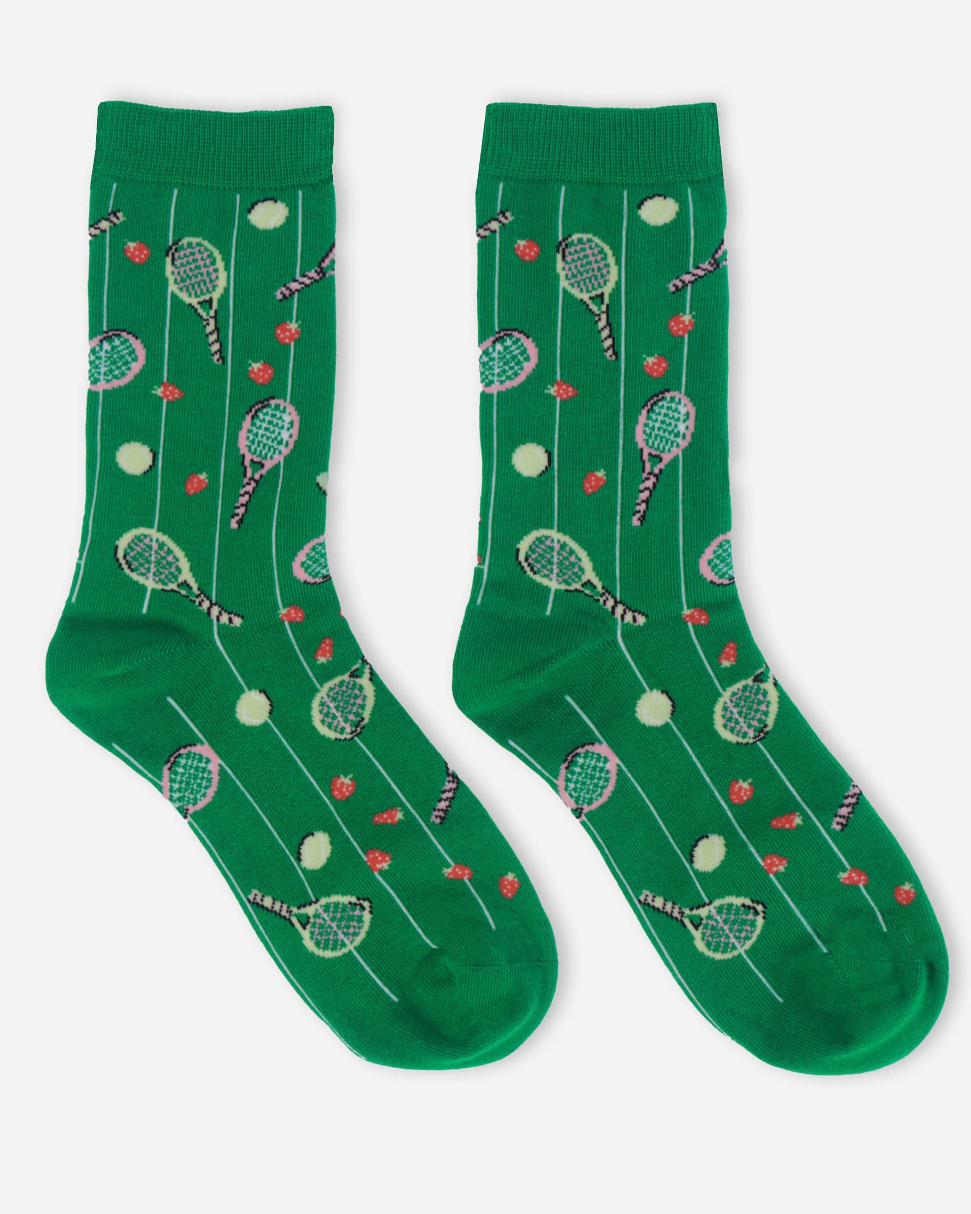 Thought Tennis & Strawberries Socken in Rasengrün mit Tennisschlägern und Erdbeeren