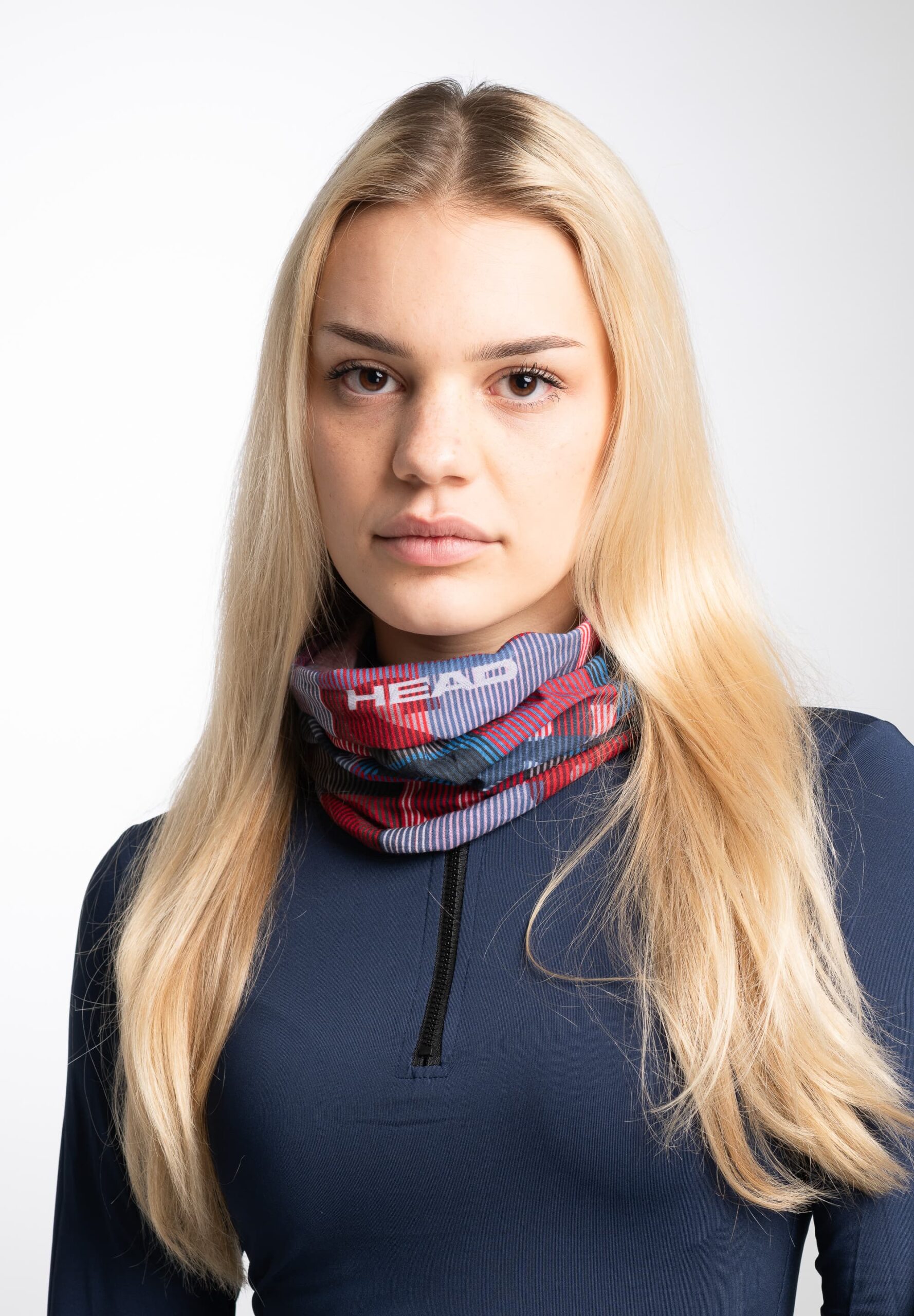 Head Original Sport Schlauchschal blau rot gestreift getragen als Halstuch im Alltag