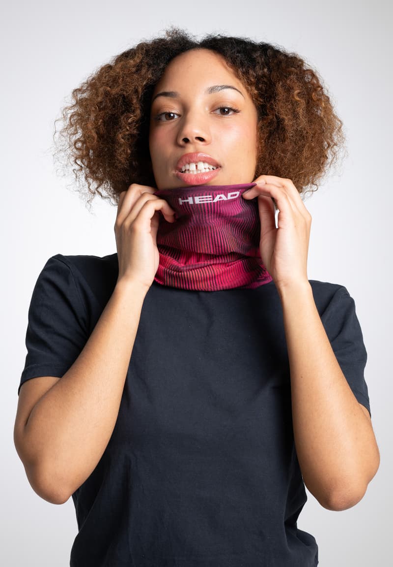 Head Schlauchschal Pink Schwarz gestreift getragen als Gesichtsmaske und Schutz vor Wind