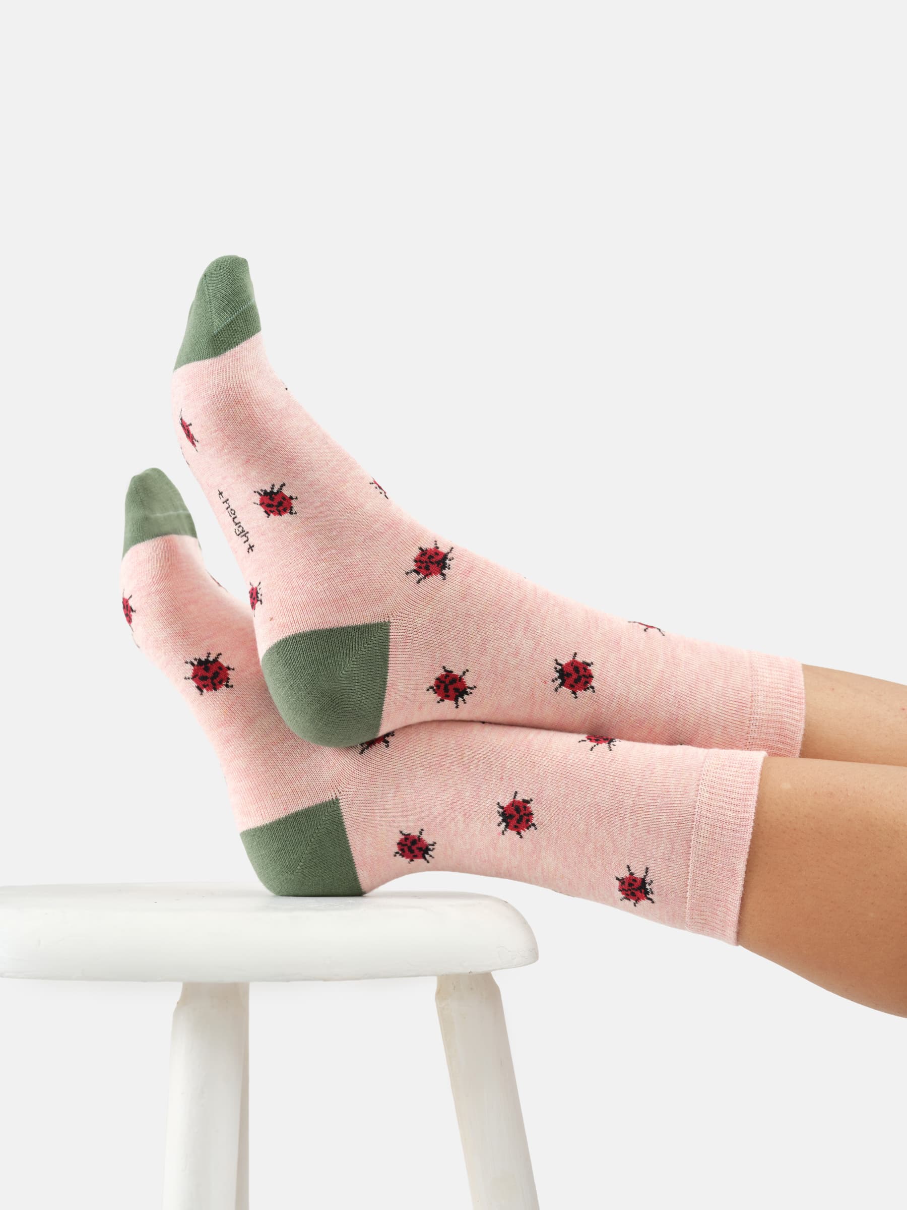 Thought Lucky Ladybirds Socken mit Marienkäfer in Altrosa an Füßen mit Tiermuster