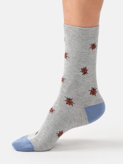 Thought Socken Lucky Ladybirds mit Marienkäfer in Grau mit roten Glückskäfern