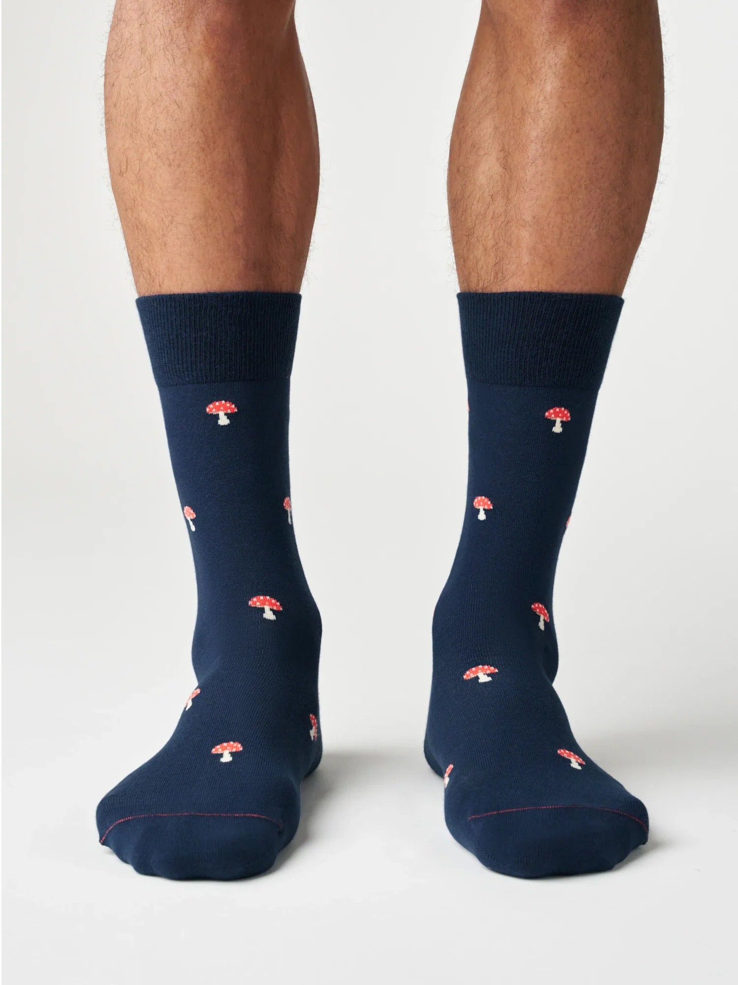 von Jungfeld Mini Mushroom Socken in Dunkelblau mit kleinen Pilz-Icons