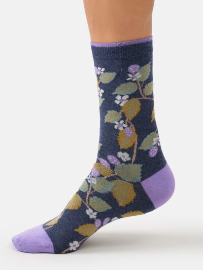Thought Blackberry Bramble Socken in Jeansblau mit Brombeermotiv